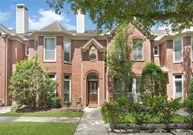 Photo 1 of Townhouse for sale at 711 W Heights Holw Ln, Houston, TX 77007 | MLS# 31453887 | Listing updated on 2026-08-05
