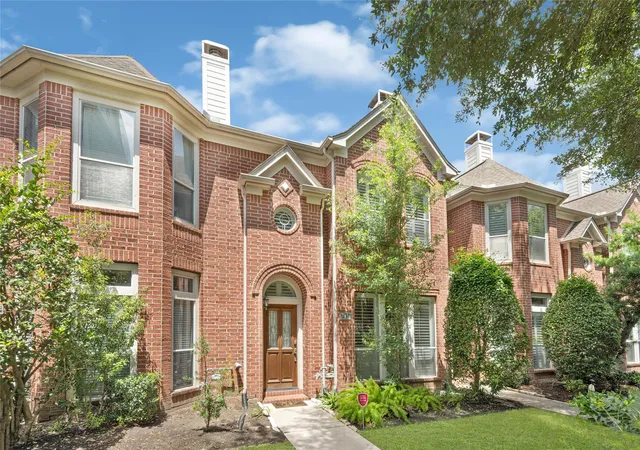 Photo 2 of Townhouse for sale at 711 W Heights Holw Ln, Houston, TX 77007 | MLS# 31453887 | Listing updated on 2026-08-05