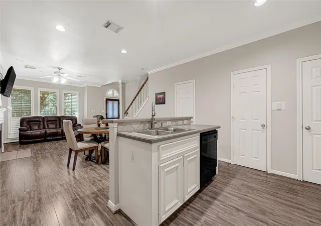 Photo 3 of Townhouse for sale at 711 W Heights Holw Ln, Houston, TX 77007 | MLS# 31453887 | Listing updated on 2026-08-05