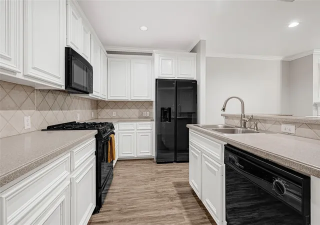 Photo 4 of Townhouse for sale at 711 W Heights Holw Ln, Houston, TX 77007 | MLS# 31453887 | Listing updated on 2026-08-05