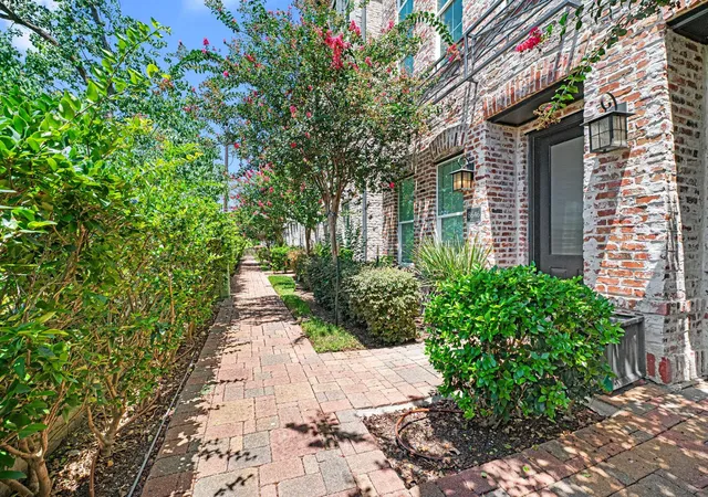 Photo 4 of Townhouse for sale at 8646 Emnora Ln, Houston, TX 77080 | MLS# 15218637 | Listing updated on 2026-09-05