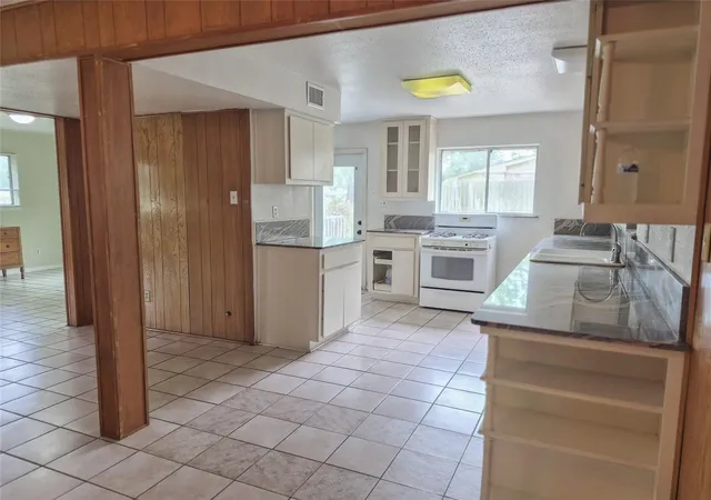5th image of 102 Post Oak, Lake Jackson, TX 77566 | MLS# 55008275