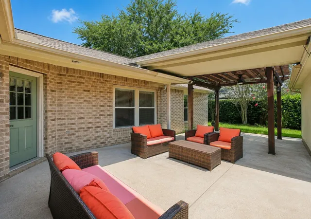 Photo 4 of Sale Pending at 2910 Laguna Shrs Ln, League City, TX 77573 | MLS# 38970678 | Listing updated on 2026-09-16