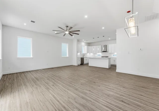 3rd image of 1422 W 34Th 1/2 St, Houston, TX 77018 | MLS# 11310007