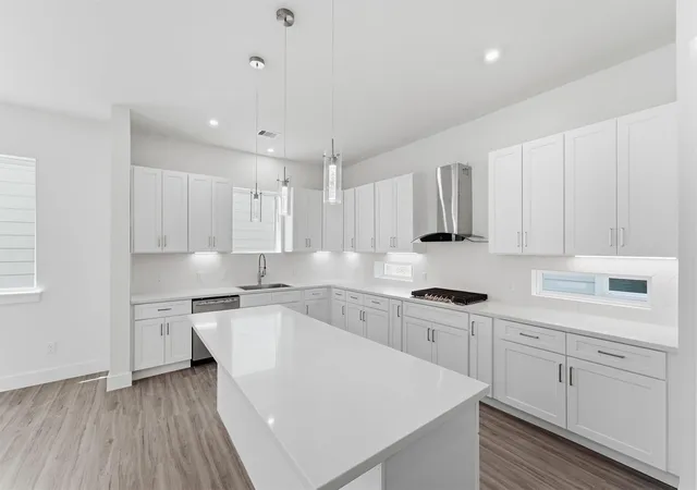 5th image of 1422 W 34Th 1/2 St, Houston, TX 77018 | MLS# 11310007