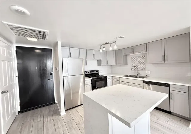 Photo 3 of Condo for sale at 2016 Main St #915, Houston, TX 77002 | MLS# 77854865 | Listing updated on 2026-04-24