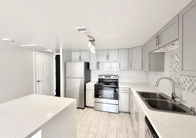 Photo 4 of Condo for sale at 2016 Main St #915, Houston, TX 77002 | MLS# 77854865 | Listing updated on 2026-04-24