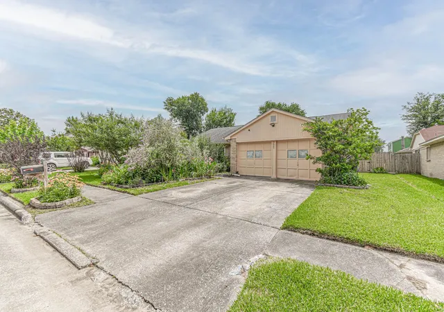 Photo 4 of Sale Pending at 3627 Cheaney Dr, Houston, TX 77066 | MLS# 97802850 | Listing updated on 2026-08-21