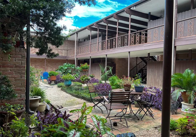 2nd image of 2516 Commonwealth St, Houston, TX 77006