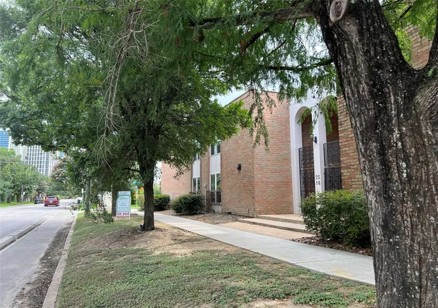 2nd image of 2516 Commonwealth St #102, Houston, TX 77006 | MLS# 71582364