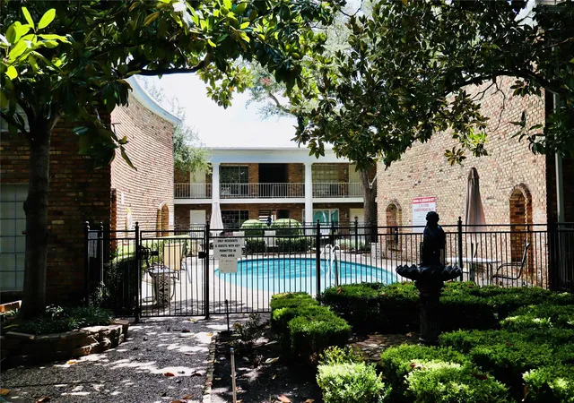 2nd image of 2201 Fountain Vw Dr, Houston, TX 77057
