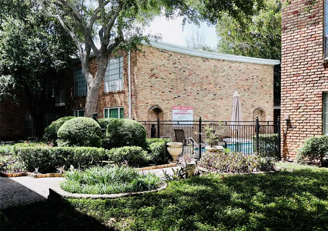 11th image of 2201 Fountain View Dr #5J, Houston, TX 77057 | MLS# 60065315