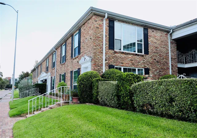 3rd image of 2201 Fountain View Dr #5J, Houston, TX 77057 | MLS# 60065315