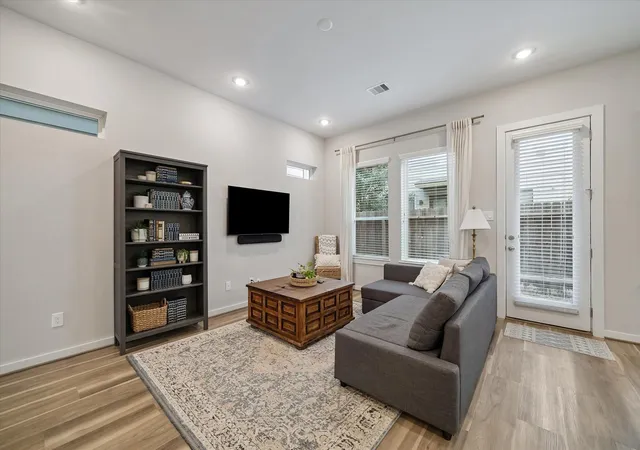 Photo 3 of Single family home for sale at 606 Thornton Rd #D, Houston, TX 77018 | MLS# 40613293 | Listing updated on 2026-08-30