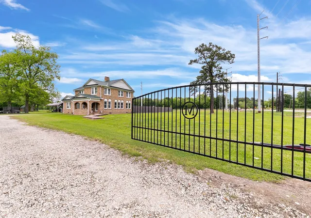 1st image of 2222 N Main St, Highlands, TX 77562 | MLS# 26595946