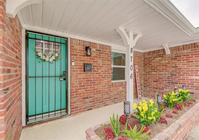 Homes for sale in Houston, TX | 8706 Glen Valley Dr, Houston, TX 77061 | MLS# 66594255