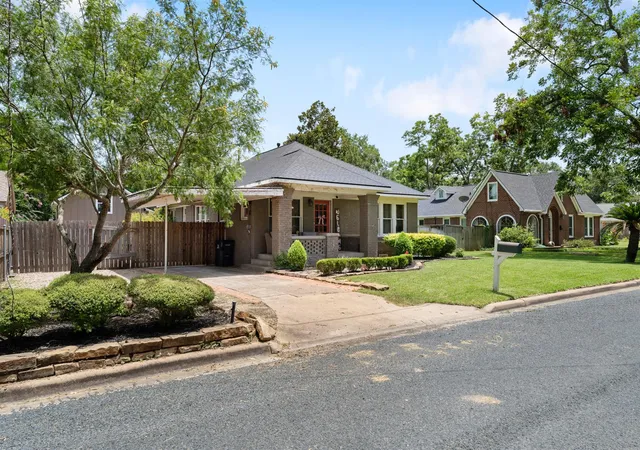 2nd image of 707 Heights St, El Campo, TX 77437 | MLS# 80728318