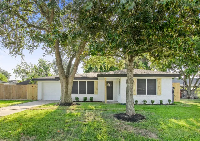 Photo 2 of Sale Pending at 316 S Noble Rd, Texas City, TX 77591 | MLS# 33870584 | Listing updated on 2026-09-10