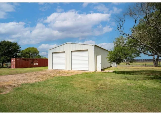 5th image of 1737 County Road 425, Bay City, TX 77414 | MLS# 71102911