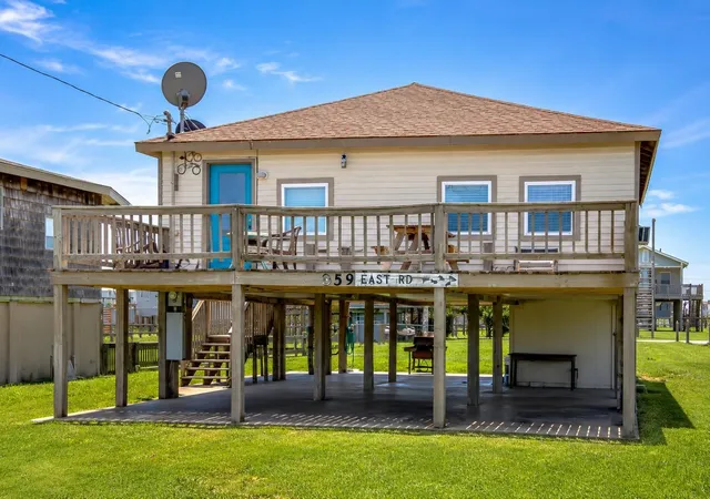 Homes for sale in Crystal Beach, TX | 959 S East Rd, Crystal Beach, TX 77650 | MLS# 40827788