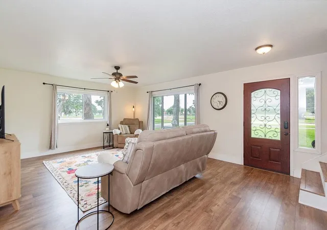 Photo 3 of Sale Pending at 1055 S Anderson St, Angleton, TX 77515 | MLS# 72001520 | Listing updated on 2026-09-11