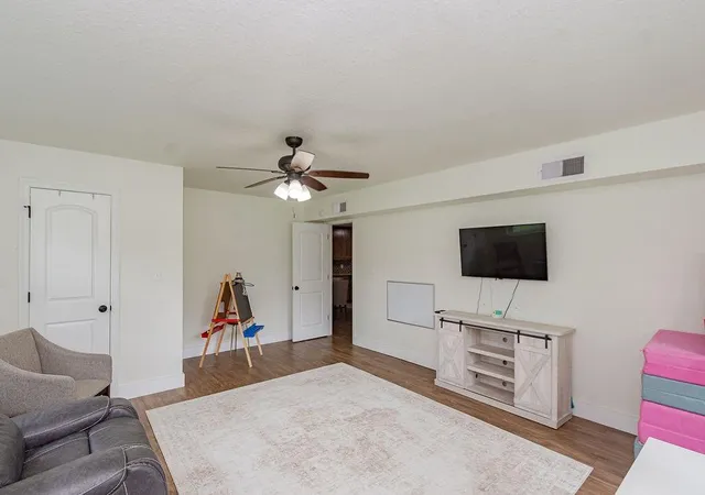 Photo 4 of Sale Pending at 1055 S Anderson St, Angleton, TX 77515 | MLS# 72001520 | Listing updated on 2026-09-11