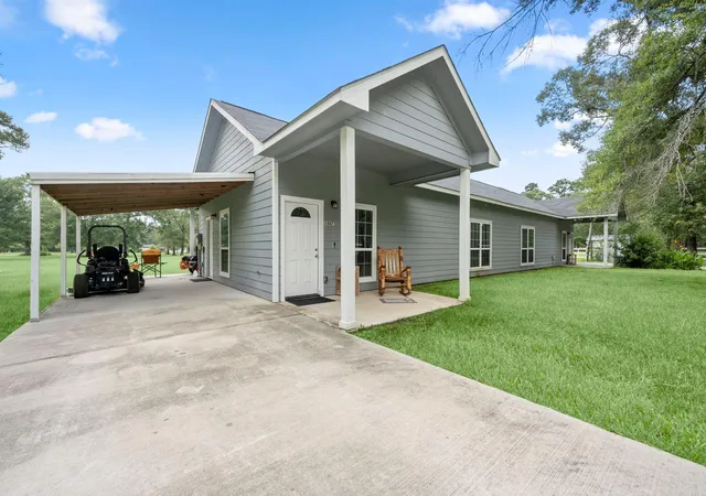 Photo 3 of Sale Pending at 10871 Coaster Ln, Conroe, TX 77306 | MLS# 25014976 | Listing updated on 2026-09-17