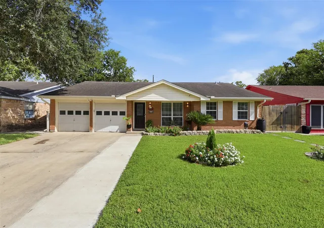 Photo 1 of Sale Pending at 7027 Kingsway Dr, Houston, TX 77087 | MLS# 62341950 | Listing updated on 2026-09-19