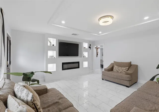 Photo 3 of Sale Pending at 7027 Kingsway Dr, Houston, TX 77087 | MLS# 62341950 | Listing updated on 2026-09-19