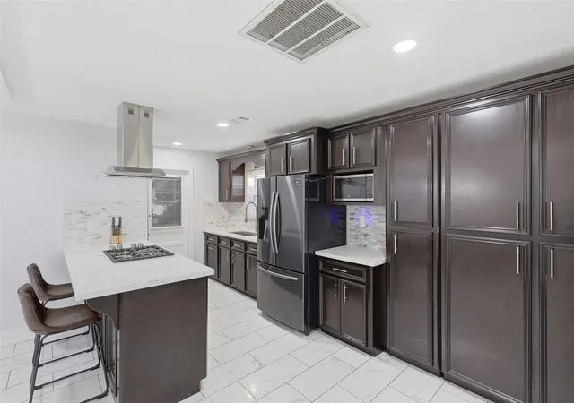 Photo 4 of Sale Pending at 7027 Kingsway Dr, Houston, TX 77087 | MLS# 62341950 | Listing updated on 2026-09-19