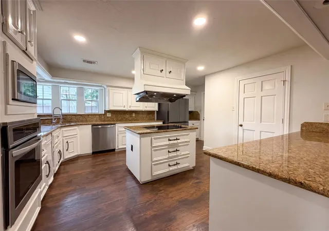 Photo 2 of Sale Pending at 6902 Fawncliff Dr, Houston, TX 77069 | MLS# 69399812 | Listing updated on 2026-09-17