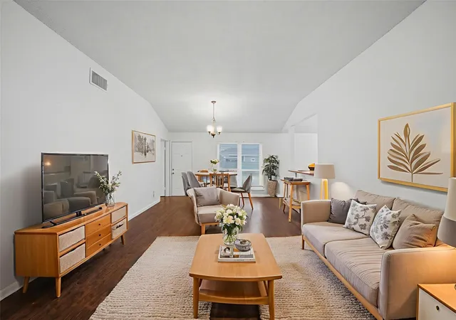 Photo 2 of Sale Pending at 5139 Kilkenny Dr, Houston, TX 77048 | MLS# 41065767 | Listing updated on 2026-09-12