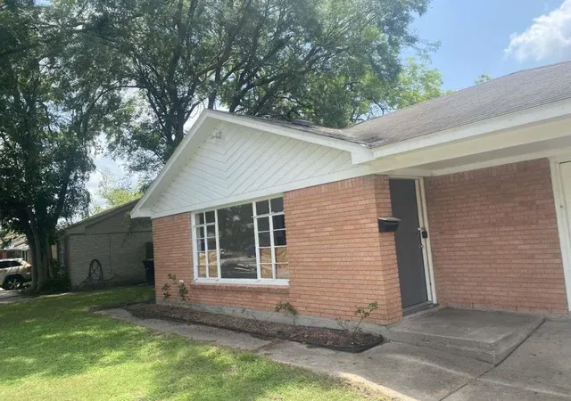 2nd image of 121 E Riverwood Dr, Houston, TX 77076 | MLS# 3509857