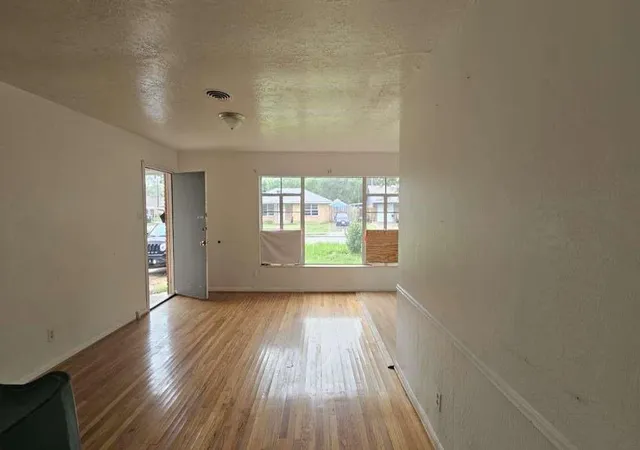 3rd image of 121 E Riverwood Dr, Houston, TX 77076 | MLS# 3509857