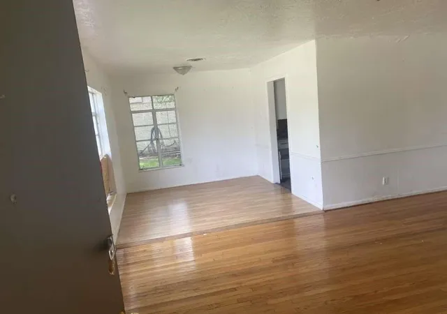 4th image of 121 E Riverwood Dr, Houston, TX 77076 | MLS# 3509857