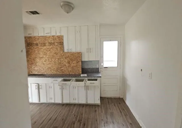 5th image of 121 E Riverwood Dr, Houston, TX 77076 | MLS# 3509857