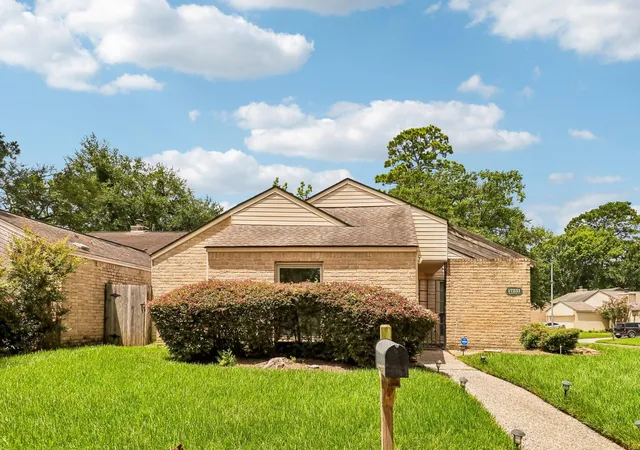 Photo 2 of Single family home for sale at 17231 Meadow Butte Dr, Houston, TX 77090 | MLS# 40810656 | Listing updated on 2026-09-22
