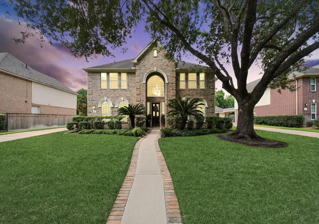 2nd image of 16 Twin Valley Dr, Sugar Land, TX 77479 | MLS# 97511148
