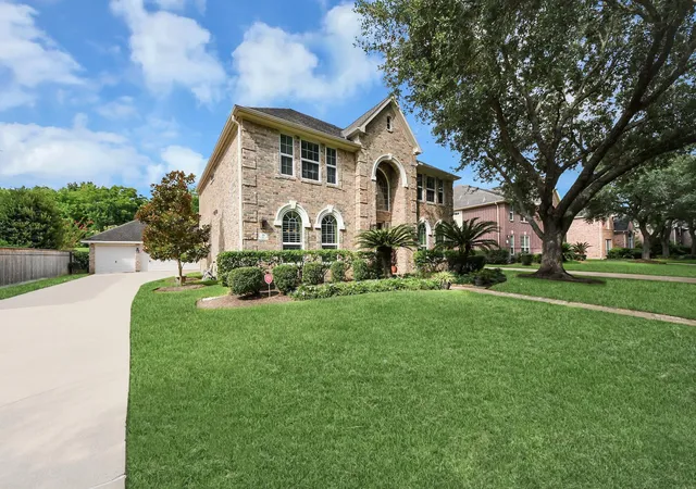 3rd image of 16 Twin Valley Dr, Sugar Land, TX 77479 | MLS# 97511148