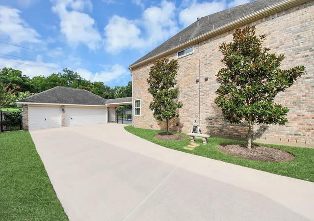 4th image of 16 Twin Valley Dr, Sugar Land, TX 77479 | MLS# 97511148
