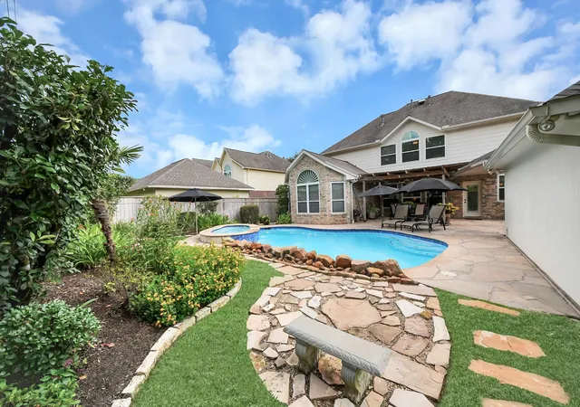 5th image of 16 Twin Valley Dr, Sugar Land, TX 77479 | MLS# 97511148