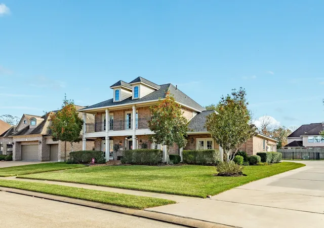 1st image of 204 Arrowhead Dr, Lake Jackson, TX 77566 | MLS# 69869846