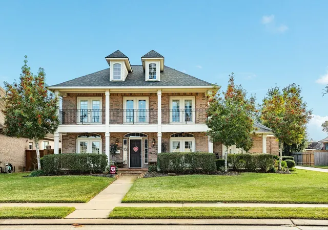 2nd image of 204 Arrowhead Dr, Lake Jackson, TX 77566 | MLS# 69869846