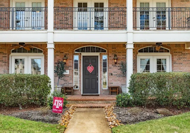 3rd image of 204 Arrowhead Dr, Lake Jackson, TX 77566 | MLS# 69869846