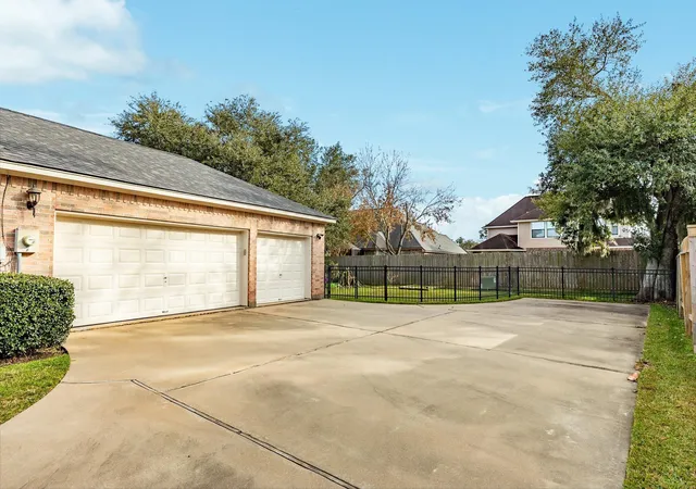 4th image of 204 Arrowhead Dr, Lake Jackson, TX 77566 | MLS# 69869846