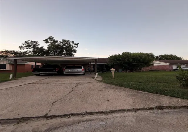 3rd image of 5715 Waterford Dr, Houston, TX 77033 | MLS# 44891306