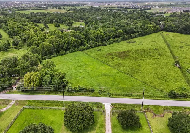 Photo 3 of Sale Pending at 6510 Del Bello Rd, Manvel, TX 77578 | MLS# 70669253 | Listing updated on 2026-09-12