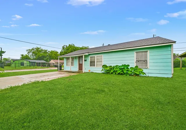 Homes for sale in Houston, TX | 5003 Ridgeway Dr, Houston, TX 77033 | MLS# 80306353