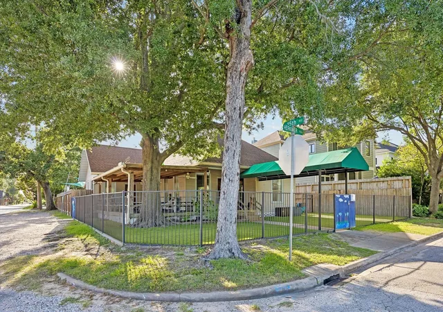 Photo 3 of Sale Pending at 1501 Herkimer St, Houston, TX 77008 | MLS# 21940393 | Listing updated on 2026-08-14