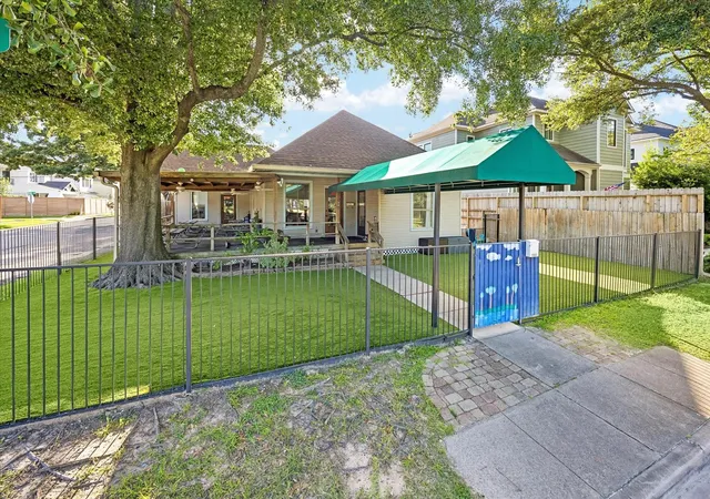Photo 4 of Sale Pending at 1501 Herkimer St, Houston, TX 77008 | MLS# 21940393 | Listing updated on 2026-08-14